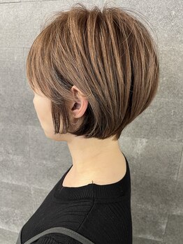 スノウ(SKNOW)の写真/白髪ぼかしハイライトが叶える洗練された大人ナチュラル。イノアカラーでオシャレに輝く髪へ◎