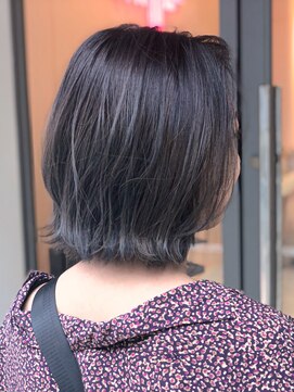 ヘアメイクミワ(HAIR+MAKE MIWA) ネイビーアッシュ × ハイライト