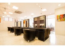 ヘアメイク リボン 秦野店(Ribbon)の雰囲気（明るい店内に経験豊富なスタッフたちがお迎えします。）