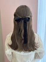 ニモ(NIMO.) ハイトーンピンクベージュ/大人かわいいハーフアップ