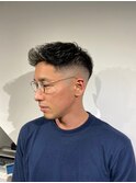 奇抜すぎないカラー ホワイトメッシュ メガネに似合う髪型