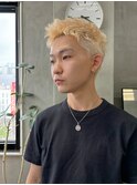 スパイキーショート、抜きっぱなしブロンド、ブリーチカラー