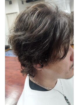 エヴァン(Evan) フロント周りに長さを残した ウルフ パーマとアッシュベージュ