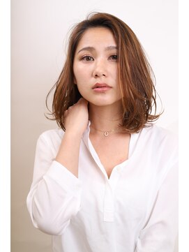 アミィヘアー アネックス(Ami Hair annex) ひし形シルエットのふんわり大人のミディアムスタイル。