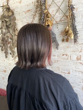 アカイトビラ ヘアケアサロン(AKAI TOBIRA Hair Care Salon) 外ハネ×インナーカラーピンク