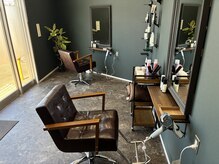 落ちいた店内、プライベートも◎最新のドライヤーもご用意！