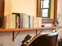 オミノ ominoの雰囲気（カラー中、お好きな本もございましたらお手にお取りください。）
