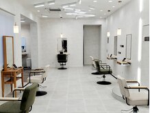 白を基調とした広々空間。