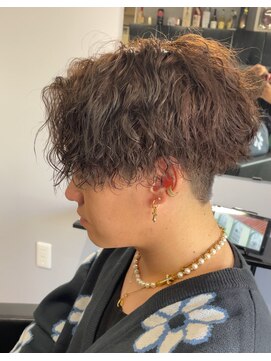 エルエーゴールドクラブ(LA GOLDCLUB) センターパートツイスパ波巻きパーマ刈り上げパーマメンズカット