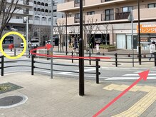 JR摂津本山駅南口を降りて右奥の赤いポストを目印に右へ。