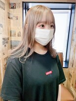 シック(Chic) ミルクティーアッシュハイトーンカラー斜めバングうる艶髪