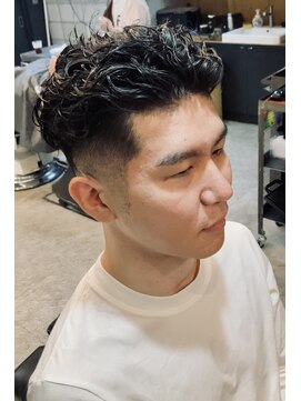 フランクスバーバー アンド ビアークラブ(FRANK'S BARBER and BEER CLUB) サイドフェードツーブロックネープレス宮城リョータ風パーマ
