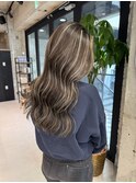 細めでも存在感のあるハイライトカラー