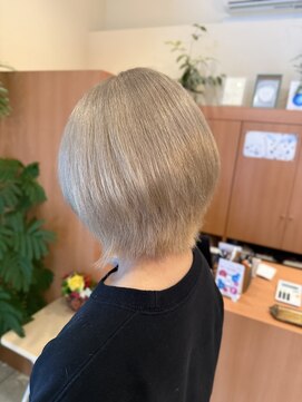 ヒトリシズカ ショート×ホワイトベージュ