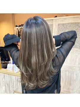 エミーバイモアムー(Emmie byMoremuu) グレージュハイライト