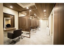ココア(Cocoa)の雰囲気（半個室セット面★エアドッグ完備★衛生面に配慮した広々店内♪）