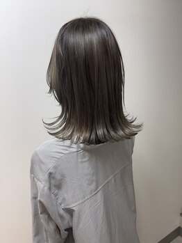 モノ アンド イニ(Mono & inni)の写真/《あえて暗くしない》ハイライト、白髪ぼかし、デザインを入れたおしゃれを楽しむ大人グレイカラーを提案！