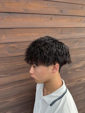 ヘアー ワークス ボナ 前橋店(HAIR WORKS bona.) 重めのシルエットに、ツーブロックと強めのパーマで軽さをプラス