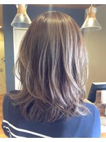 ヴァロ(Valo)&nbsp;大人の柔らか透明感グレージュ/ふんわりレイヤーミディスタイル