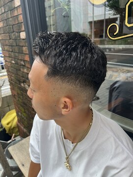 フォーコーナーズ(Four Corners) フェザーアップ/アイロンパーマ/バーバー/フェード