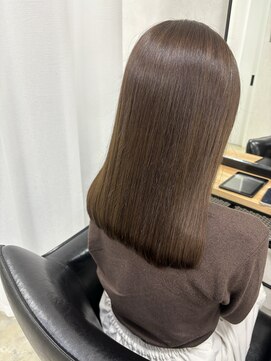 イル 大阪淀屋橋(i'll) 20代 30代 40代 ロング アッシュブラック ミルクティーピンク