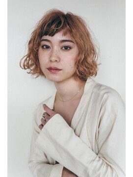 ピズム(PISM) ピンクベージュカーリーボブ／ウェーブヘア