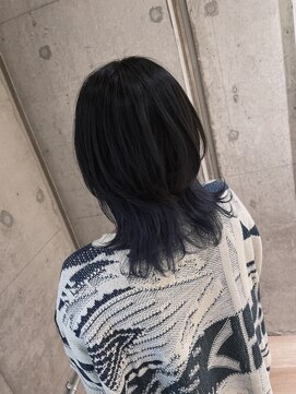 リビンバイアフロート(Livin by afloat) ウルフカット　ブリーチ　インナーカラー　ブルー