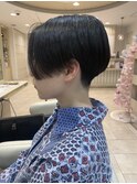 ツーブロック黒髪刈り上げショート刈り上げ女子ハンサムショート