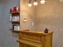 エンビ(embi.)の雰囲気（平日22時まで営業中☆店前の駐車場も利用可能です◎）