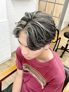 ネオリーブ クーロ メゾン 横浜(Neolive curro Maison) 刈り上げセンターパート ×ハイライト　MEN’S HAIR