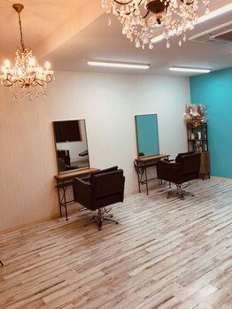 サロンドブルーム(Salon de BLOOM)の写真/広々とした店内♪アンティークな雰囲気で、ヴィンテージ感のある落ち着いた空間が心地よいサロン◇