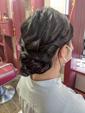 ジュリアンマーラ(Julien Mara) 上品な大人シニヨン/編み込み/ルーズアップ/お呼ばれ/卒業式ヘア