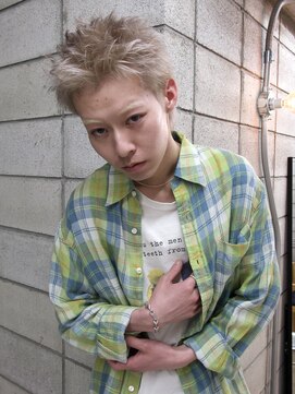 イェン(Yen.) 刈り上げショート　ホワイトブロンド　アップパング