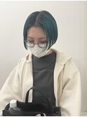 エメラルドグリーン×センターパートショートボブ