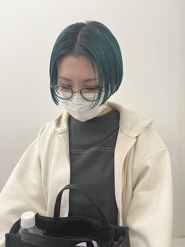 エンドリンク(endlink) エメラルドグリーン×センターパートショートボブ