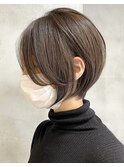 横浜西口白髪染めショートヘアタッセルボブミルクティーベージュ