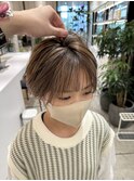大人ハイライトベージュショートボブ耳かけ