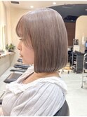 ショートボブミルクティーベージュハイトーン切りっぱなしボブ