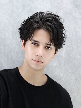 アーリー(Ali'i) 刈り上げカルマセンターパートフェザーパーマ