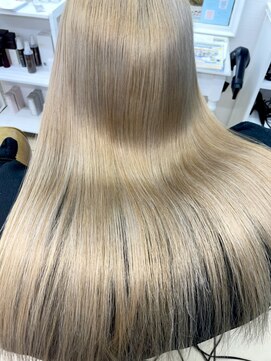 シャルティア 岩国(SHALLTIA) ハイトーン/金髪/ゴールド/シルキー/艶髪/ストレートロング