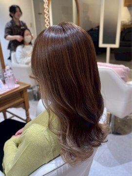 スペックホルダーミミ(Spec Holder mimi) 上品ブラウンのゆるカールロング