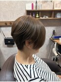 丸みシルエットの前下がりショートボブ