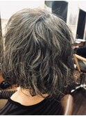 髪のクセをいかした自然な雰囲気のボブスタイル