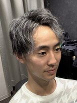 キタセンジュバーバー バイ ティーズ(KITASENJU BARBER by T's)&nbsp;全体ハイライトカラー　ホワイトメッシュ　ブリーチカラー