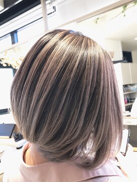 イリ 梅田(ili) ハイライトカラーミルクティーベージュレイヤーカット