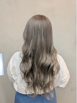 カラフェ(carafe) ホワイトベージュ　髪質改善カラー　ハイトーン　ロング