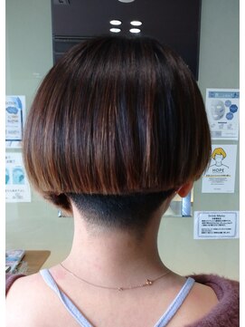 ファースト 泉中央店(first) 前下がり+刈り上げ マッシュヘアー