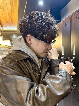 オフ(off) 無造作パーマにハイライトでより立体感のあるメンズスタイル