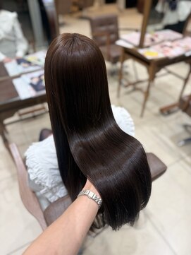 フォルテ 藤枝エピ店 上品な艶が際立つ秋のまろやかブラウン