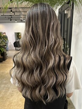 メリー オオサカ(Merly Osaka) 色落ちも楽しめるグレージュバレイヤージュ